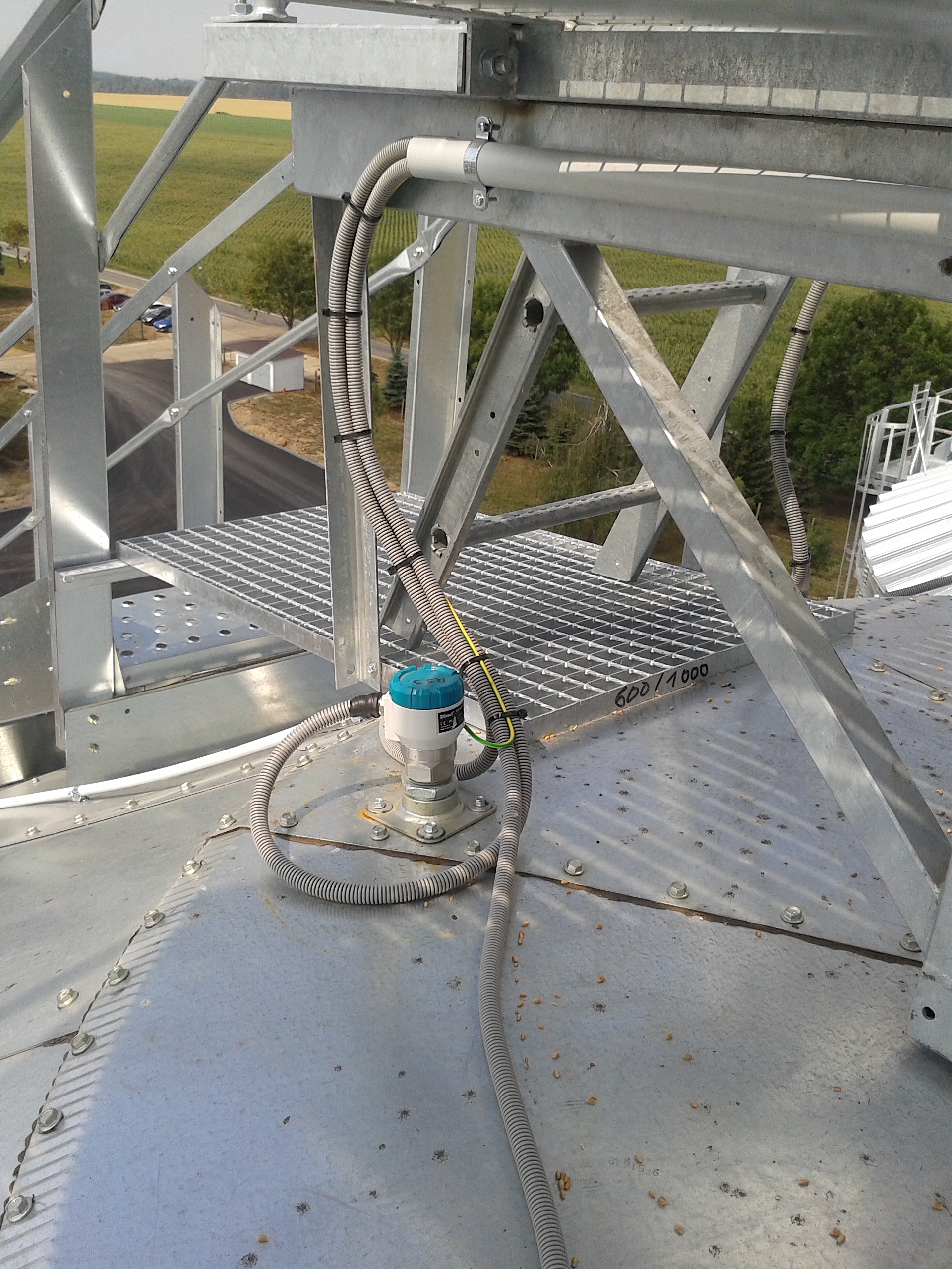 Level meter on grain silo