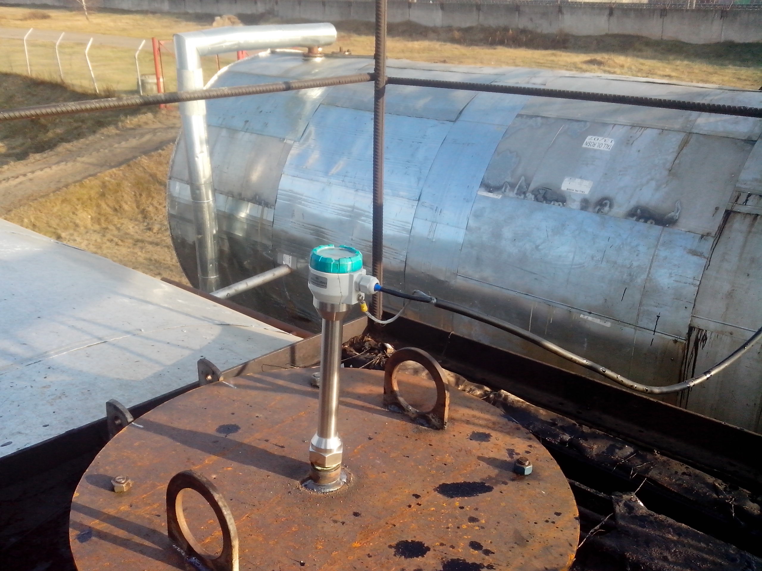Oil holding tanks & level meter