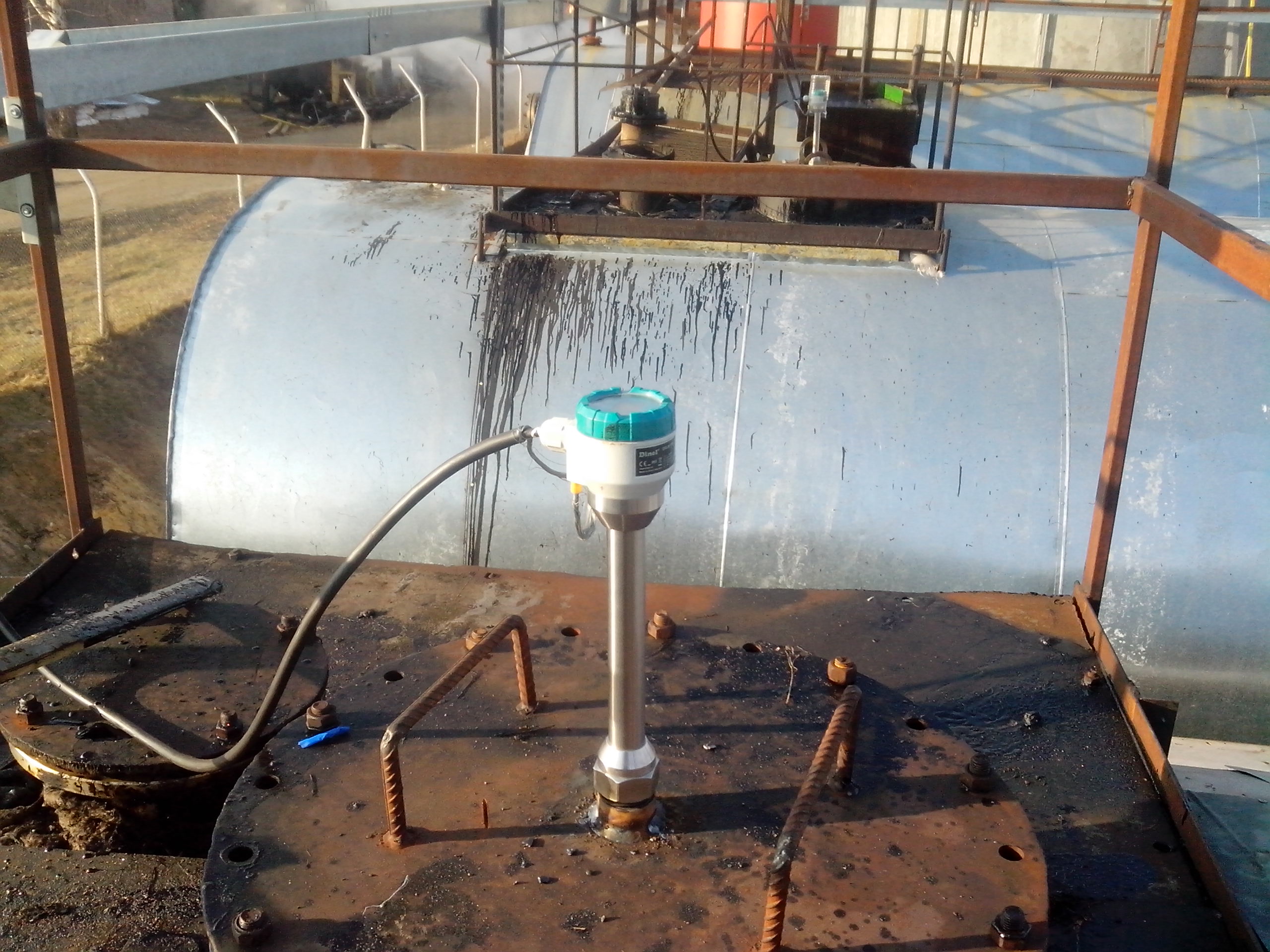 Oil tank tops & level meters