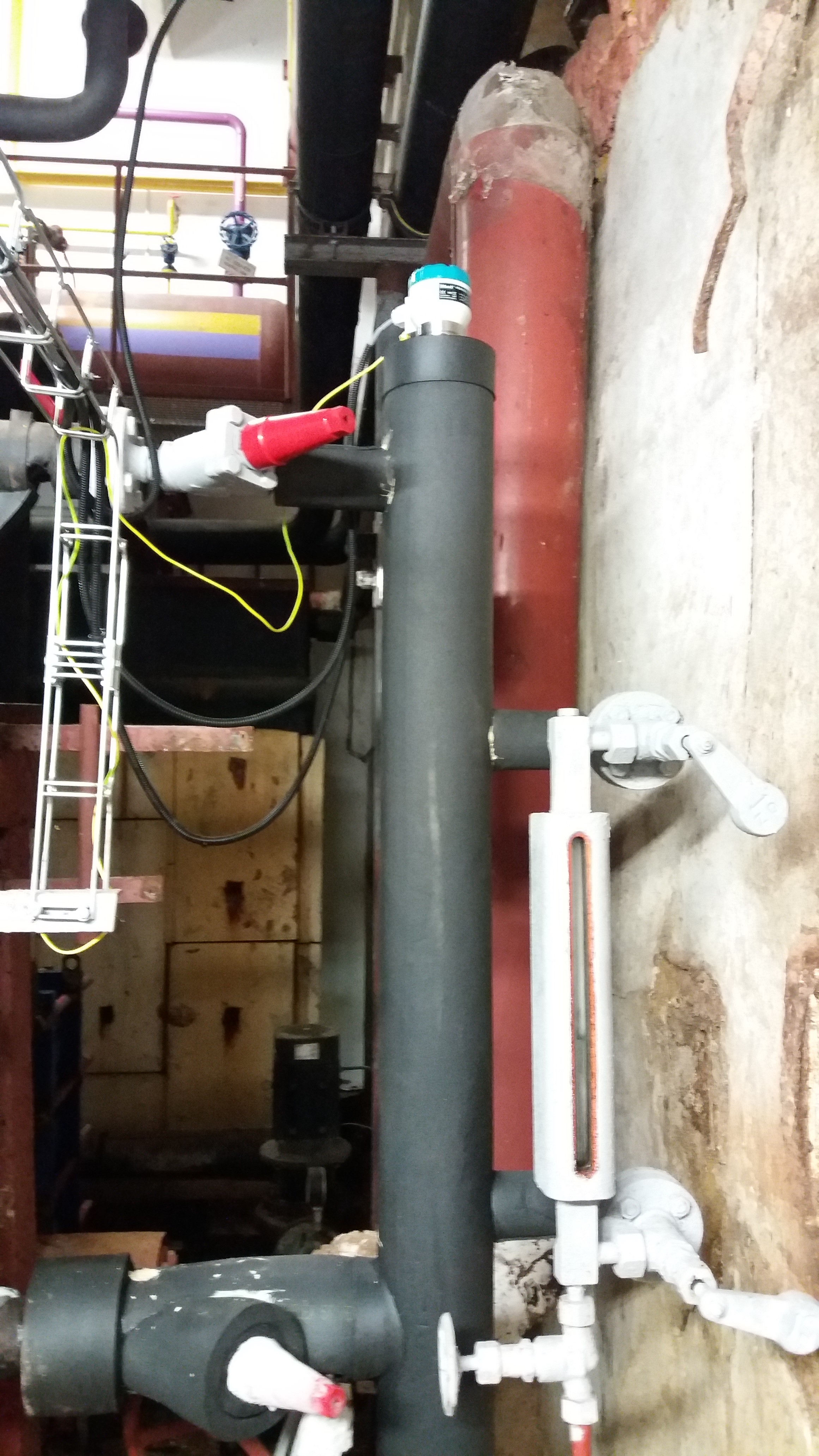 Level meter on supply pipe